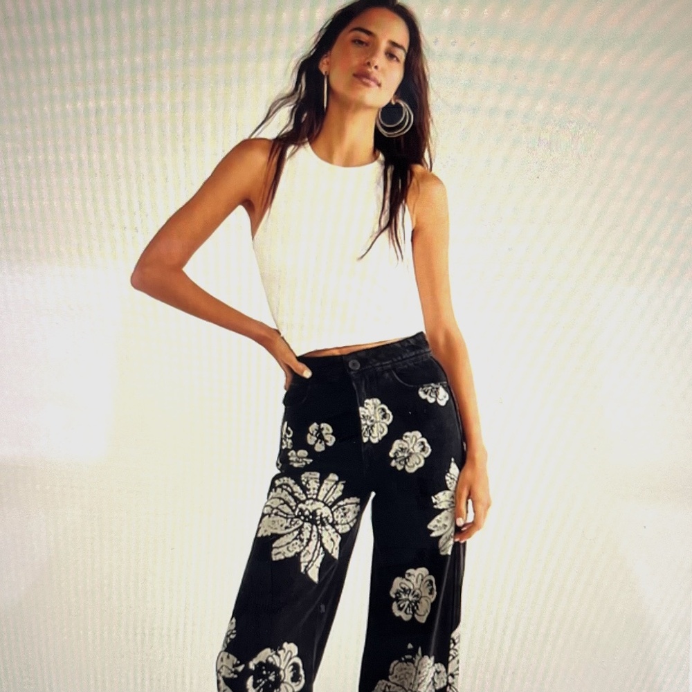 FREE PEOPLE DISCHARGE TALIA JEANS! Gorgeous floral pattern!